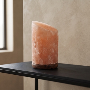 Lámpara de Sal del Himalaya de Cristal Rosa en Forma de Cilindro Inclinado Único para Mesas de Consola Modernas y Decoración de Dormitorios - Product Image 5