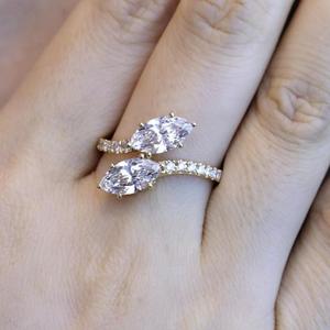 Anillo Toi et Moi con Diamante Blanco Corte Marquesa en Oro Amarillo Sólido con Banda de Pavé Asimétrica de Dos Piedras para Compromiso - Product Image 3