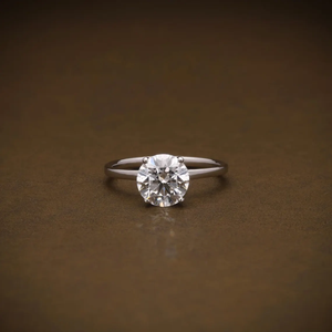 Bague de fiançailles solitaire en diamant de laboratoire rond brillant certifié IGI VVS2 avec diamants d'accentuation sous la galerie - Product Image 1