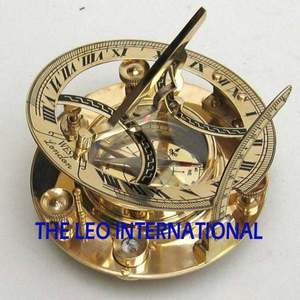 Brillante Brújula de Mesa con Diseño Fabuloso para Viajes y Aventuras al Aire Libre, con Caja de Madera y Detalles Decorativos Dorados Brillantes para Oficina - Product Image 3