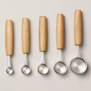 Ensemble luxueux de tasses et cuillères à mesurer en acier inoxydable avec manche en bois élégant, parfait pour la cuisine, finition argentée polie - Product Image 1