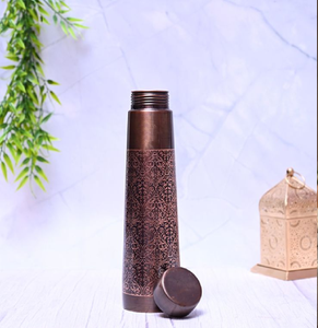 Dispensador decorativo de cobre con grabado floral sobre un elegante soporte metálico para una hidratación saludable, disponible a precios de mayorista. - Product Image 5