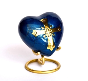 Urne Cœur en Émail Bleu Faite à la Main – Objet Commémoratif Chrétien avec Croix Dorée Sculptée et Support en Laiton Poli - Product Image 1