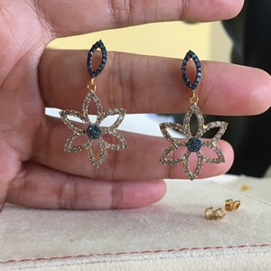 Pendientes de Plata de Ley 925 con Baño de Oro Amarillo, con Diamantes Blancos y Azules Naturales y con Color Realzado, Corte Redondo de 1.91 Quilates, Diseño de Flor - Product Image 4