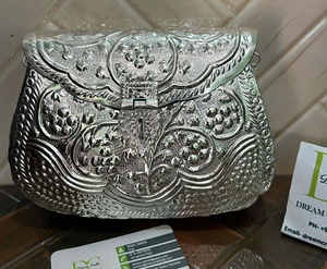 Dernière conception gravée pochette de soirée en argent avec chaîne en gros pochette de soirée de luxe personnalisé pour la mariée meilleure qualité - Product Image 1