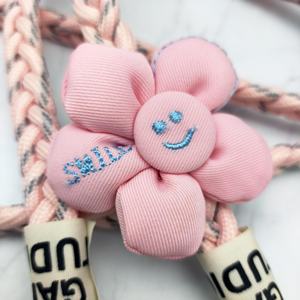 Correa de Teléfono Trenzada de Nailon y Metal, Resistente y Portátil, Diseño de Flor de Cinco Pétalos, Suave, Mantiene el Teléfono Seguro, Agrega un Toque Divertido al Look Diario - Product Image 2