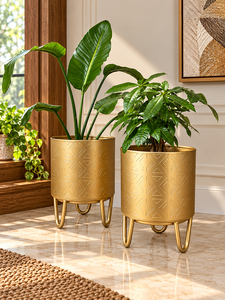 Pot de fleurs en métal texturé avec support en or clair mat, élégant porte-fleurs décoratif, présentoir moderne pour plantes d'intérieur - Product Image 1