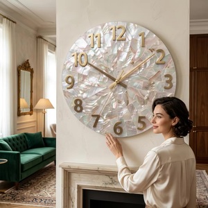 Horloge murale mécanique silencieuse ronde en laiton avec effet nacre pour un design Art Déco glamour pour la décoration du salon - Product Image 1