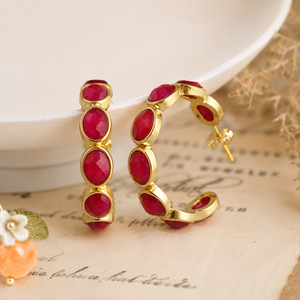Pendientes de Aro Ovalados Facetados de Rubí - Pendientes de Diseño Chapados en Oro para el Amor - Piedra Preciosa Hecha a Mano - Regalo de Piedra de Nacimiento de Julio para Ella - Product Image 1