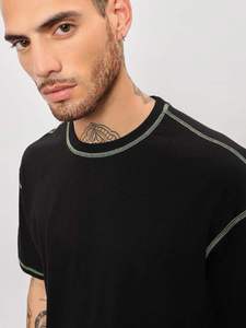 Camiseta básica de manga corta para hombre, negra, con costuras en contraste, corte holgado y extragrande, cuello redondo. - Product Image 2