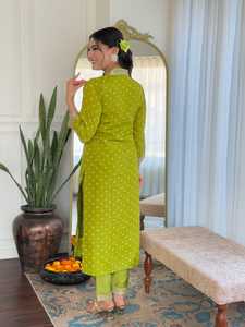Ensemble Kurti vert perroquet pour femme, pantalon droit en viscose Chanderi de qualité supérieure et dupatta à imprimé numérique - Product Image 3