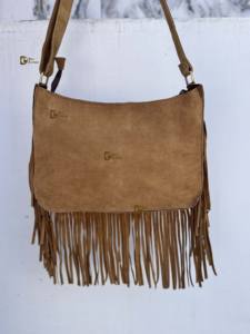 Bolso bandolera de cuero con flecos de piel de vaca y patrón único, estilo gypsy, a la moda y elegante. - Product Image 5