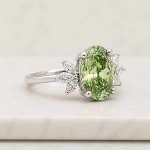 Anillo de Compromiso Moderno con Corte Oval Esmeralda, Engaste de Oro de 18K con Diseño de Flor, Joyería Fina Clásica para Mujer - Product Image 2