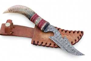 Couteau utilitaire artisanal en acier Damas avec manche en corne courbé, outil de fabrication sur mesure, étui en cuir - Product Image 1