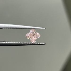 เพชรหลวมหรูหราขนาด 1.01 กะรัต รูปทรงโมโนแกรม ความสะอาดระดับ VVS ได้รับการรับรองจาก IGI เพชรแฟนซีสีชมพูที่เพาะเลี้ยงในห้องปฏิบัติการ CVD สำหรับทำเครื่องประดับ ขายส่ง - Product Image 1