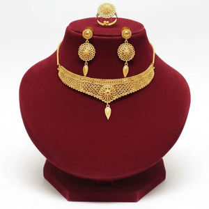 Ensemble de collier ras-de-cou de mariée en laiton plaqué or 1K, léger et élégant, pour tenue de mariée. - Product Image 1