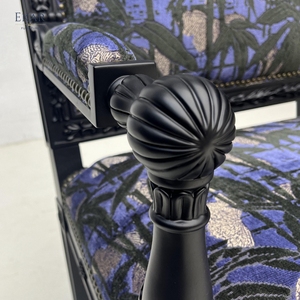 Fauteuil de style Old Money, chaise rembourrée à motif floral vintage avec pieds en bois sculpté pour salon, siège élégant et classique - Product Image 4