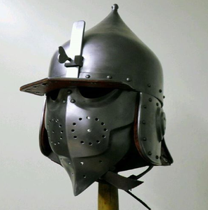 Casco nasal de acero pulido con protector nasal de latón grabado y avental de malla metálica integrado que cubre la cara y el cuello. - Product Image 5