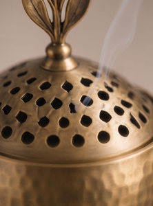 Incensario de hierro dorado esférico con trípode, cuenco martillado y adorno de hoja, para aromaterapia, regalo - Product Image 5
