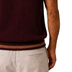 Chaleco de Punto para Hombre, Color Borgoña con Rayas en Contraste Camel, Cuello en V, Sin Mangas, Personalizable con Logotipo, Lana Acrílica, Venta al Por Mayor - Product Image 6