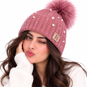 Bonnet d'hiver en tricot côtelé pour femme avec pompon en fausse fourrure et perles, logo métallique personnalisé, casquette tendance, vente en gros, fournisseur de mode B2B - Product Image 1