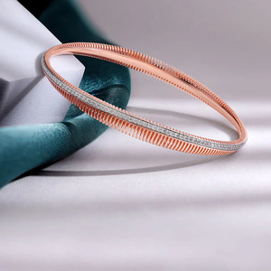Brazalete de Oro de Dos Tonos con Borde Acanalado y Línea de Diamantes Cultivados en Laboratorio - Product Image 6