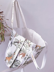 Bolso de Hombro Acolchado de Algodón con Estampado de Diseñador, Elegante Bolso de Noche con Acabado Premium - Product Image 2