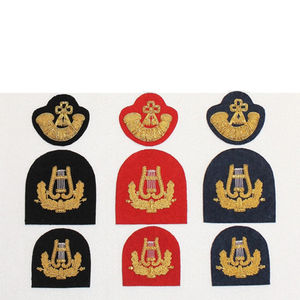 Nouveau modèle 2026 OEM – Badges brodés à la main en fil de bullion, logo personnalisé, marque personnalisée, épingle de sûreté, haute qualité, couleurs personnalisables - Product Image 1