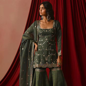 ชุดสูทผ้าไหมปักลายแบบดั้งเดิมของปากีสถานสำหรับผู้หญิง พร้อมกางเกงและผ้าคลุมไหล่ สำหรับงานปาร์ตี้ ลดราคาพิเศษทางออนไลน์ - Product Image 1