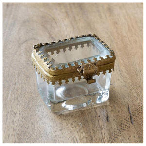 Boîtes à bijoux modernes en laiton et verre biseauté, faites à la main, moulées sous pression, avec couleurs et dimensions personnalisées |   Organisateur de bijoux décoratif pour la maison - Product Image 4