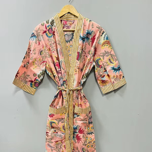 ชุดคลุมกิโมโนสไตล์โบฮีเมียนสำหรับฤดูร้อน แบรนด์ Mukut Print คอวี ผ้าฝ้าย 100% เนื้อนุ่ม ปิดด้วยเชือกผูกด้านหน้า กำลังเป็นที่นิยมในช่วงคริสต์มาส - Product Image 1