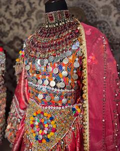 Vestido largo afgano de lujo con corpiño de terciopelo premium, intrincado bordado con hilo dorado y amplio vuelo circular. - Product Image 3