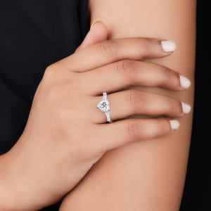 Premium 2,11 Ctw Anillo de moissanita en forma de corazón Cono Diseño de tres piedras Regalo del día de San Valentín Venta al por mayor Venta a granel - Product Image 2