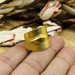 Anillos Anchos Exclusivos de Moda, Joyería Boho de Latón para Mujer, Chapado en Oro de 18k, Texturizado, Geométrico, Venta al por Mayor/OEM/ODM - Product Image 2