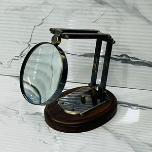 Loupe en laiton antique de 5 pouces avec base en bois, lentille grossissante réglable, décoration de table - Product Image 1