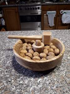 Bol décoratif en bois pour casse-noisettes avec marteau, idéal pour les cuisines domestiques, les collations festives et les tables à manger - Product Image 2