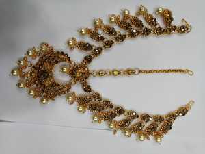 Conjunto de collar y aretes Kundan chapados en oro clásico indio con perlas artificiales y cristales, joyería de boda para mujeres. - Product Image 2