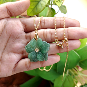 Collar con colgante floral de aventurina verde tallado a mano con incrustaciones de circonitas diminutas y cadena chapada en oro de 18k. - Product Image 2