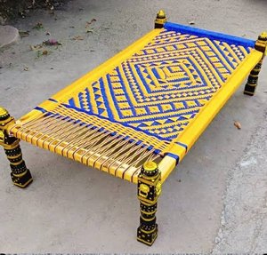 Cama charpai de madera hecha a mano con una intrincada tejedura de diamantes oscuros y claros, disponible a precios de mayorista. - Product Image 3
