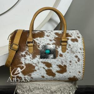 Sac Speedy en cuir de vachette style vintage, fait main, avec concho turquoise, bords surpiqués et bandoulière réglable (OEM/ODM) - Product Image 1