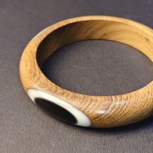 Brazalete de Resina y Madera Hecho a Mano de Lujo, Joyería Artesanal de Madera con Diseño Geométrico Incrustado en Blanco para Mujer, Ecológico - Product Image 3