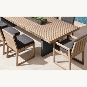 Mesa de comedor rectangular hecha de madera de teca resistente y duradera, adecuada para uso en interiores o exteriores. - Product Image 4