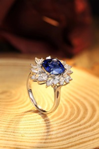 Bague en platine pour femme avec saphir bleu taille coussin et halo de diamants marquise, bijou de fiançailles romantique - Product Image 5