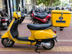 กล่องท้ายรถมอเตอร์ไซค์ FIBRECRAFTS สีเหลือง ขนาด 50 ลิตร ปี 2026 ผลิตจาก FRP พร้อมฉนวนกันความร้อน สำหรับใช้ในโรงงาน - Product Image 4