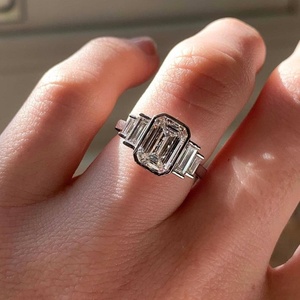 Bague de fiançailles pour femme en platine avec diamant taille émeraude et pierres latérales baguette, style classique - Product Image 5