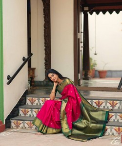 Sari en soie vert clair prêt à être expédié, robe traditionnelle indienne style Banarasi, sari drapé avec motif de bordure pour les cérémonies. - Product Image 4