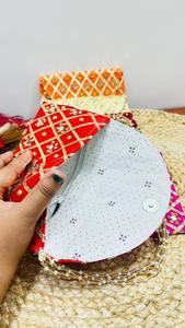 Bolso de mano tradicional de tela con asa decorada con cuentas y espejos para bodas, pooja, regalos, fiestas indias y festividades. - Product Image 2