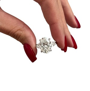 Bague de fiançailles de luxe en platine et or 14 carats avec diamant ovale de laboratoire de 5 carats, trois pierres et diamants latéraux en forme de poire, certifiée IGI, pour mariage - Product Image 1