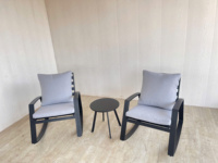 Ensemble de chaises à bascule modernes et contemporaines en aluminium, avec table basse KD et coussins gris imperméables, pour appartement, extérieur et jardin - Prix de gros