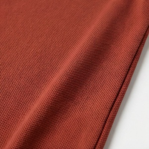 Polo en piqué de coton rouge rouille à manches courtes pour homme, décontracté, respirant, coupe classique, design uni, logo sur le devant - Product Image 5